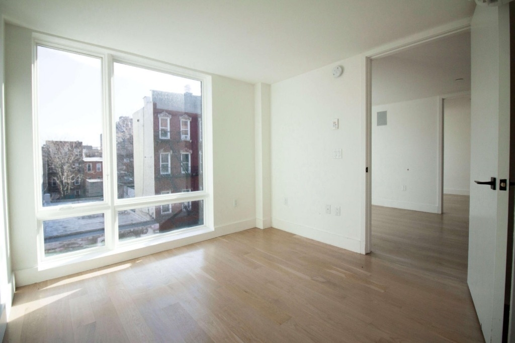 152 Manhattan Ave - Photo 4