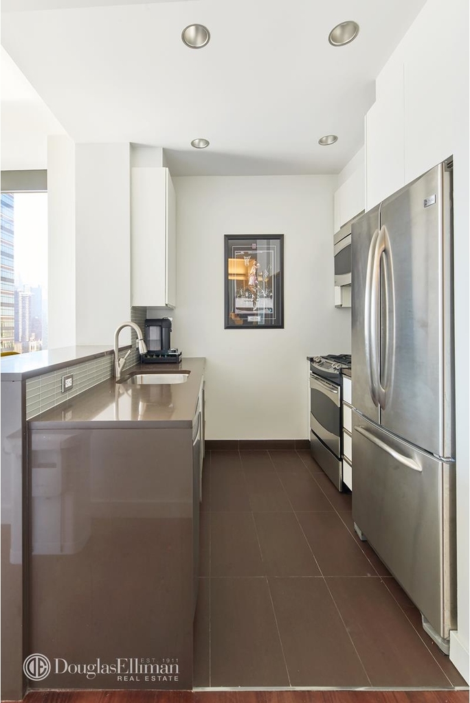 200 West 67th St - Photo 2