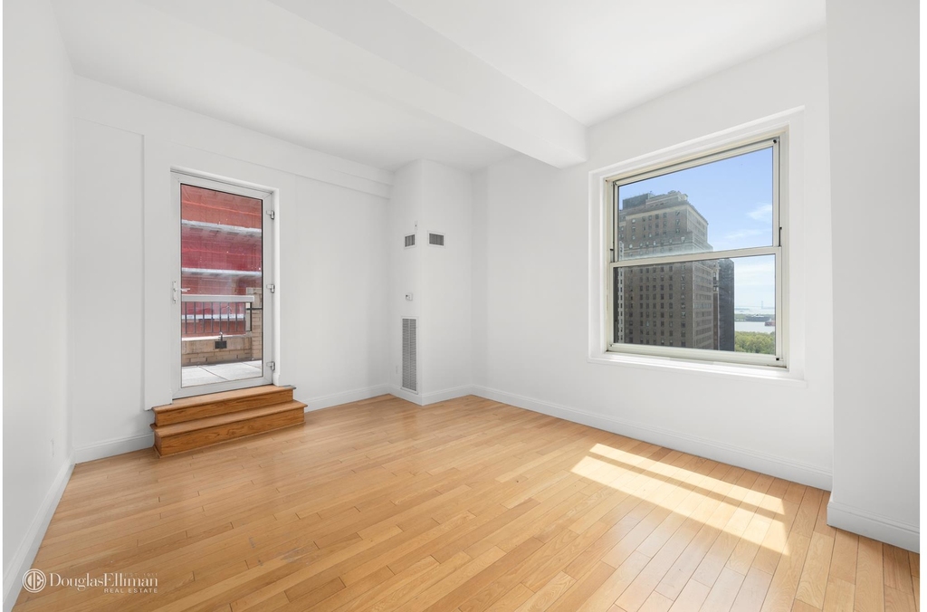 88 Greenwich St - Photo 3