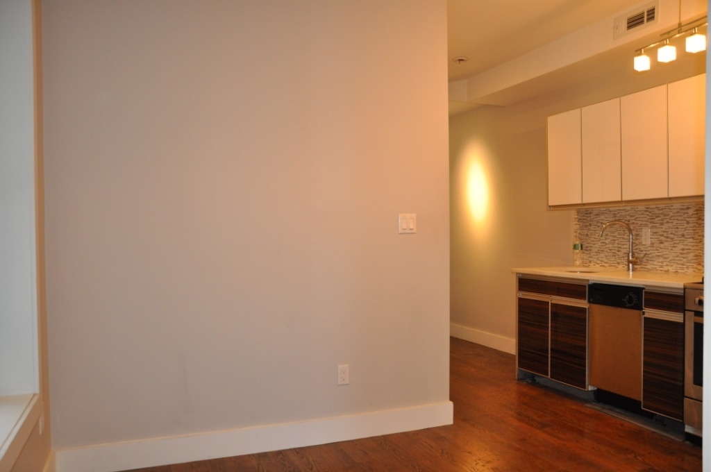 557 Franklin Ave - Photo 2