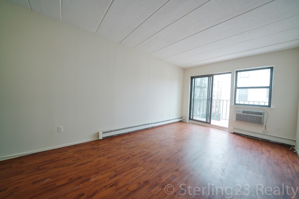 20-72 Steinway, Astoria, Ny, 11105 - Photo 5