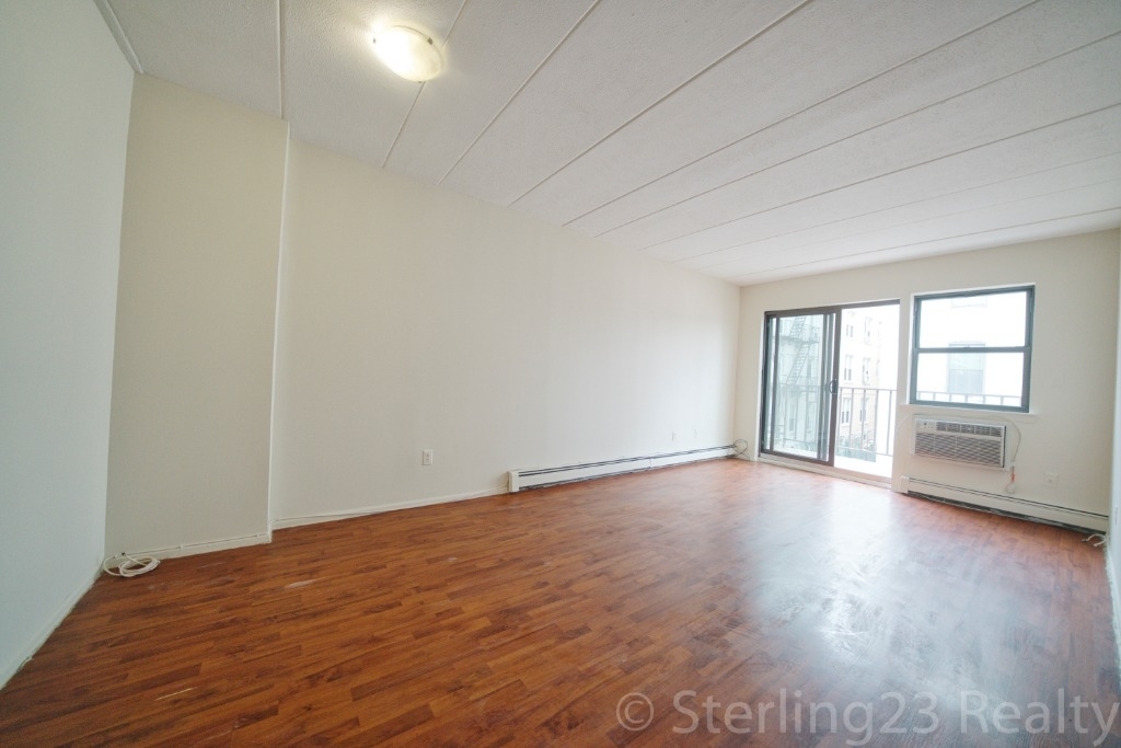 20-72 Steinway, Astoria, Ny, 11105 - Photo 1