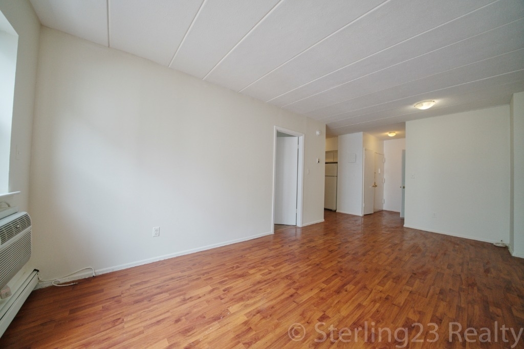 20-72 Steinway, Astoria, Ny, 11105 - Photo 6