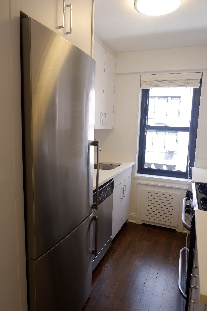 405 East 55th St - Photo 1