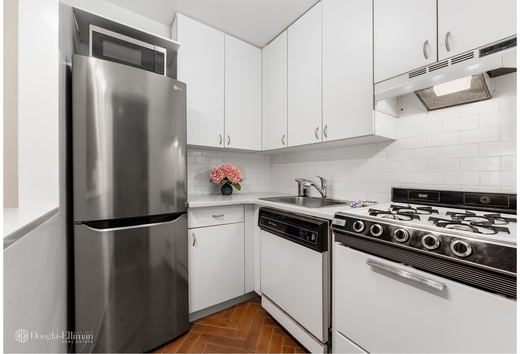 220 East 67th St - Photo 2