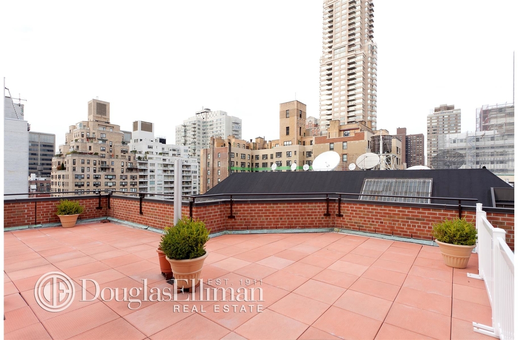 220 East 67th St - Photo 4