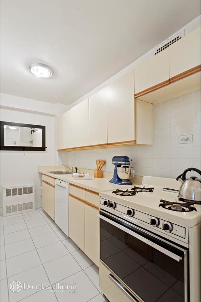 120 East 90th St - Photo 2