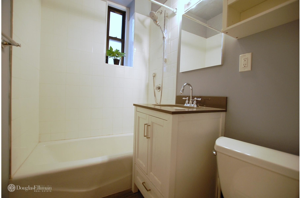 485 Central Park West - Photo 4