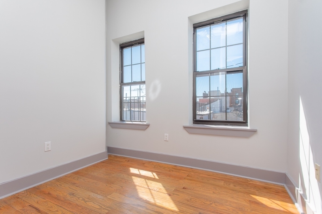 292 Bedford Ave - Photo 4