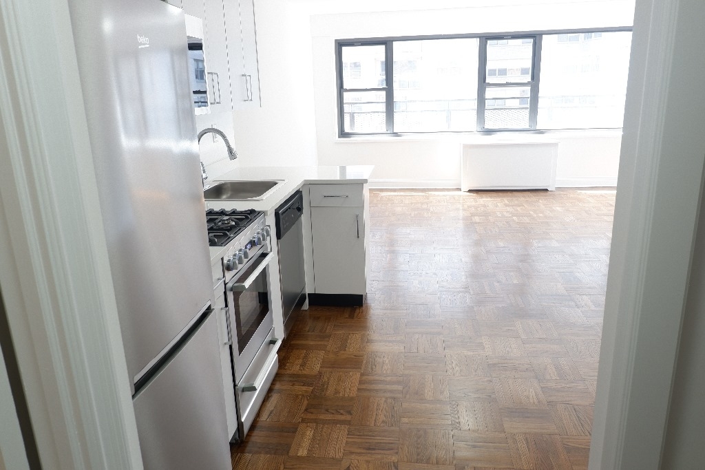 405 East 56th Street - Photo 4