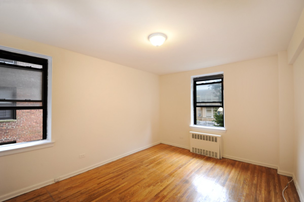 216-10 77 Ave, Oakland Gardens - Photo 4