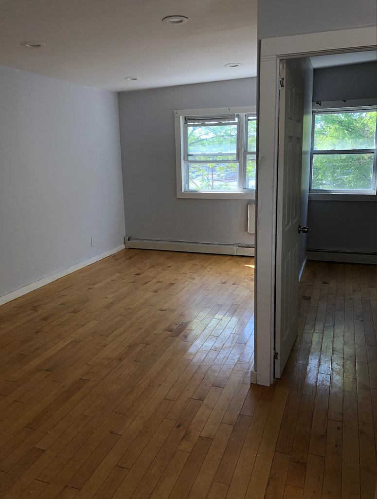 1170 Madison St - Photo 2