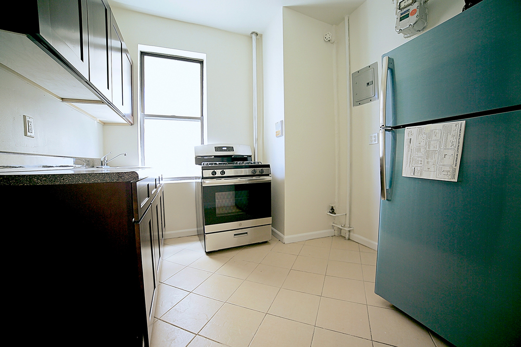 608 W 139th Street - Photo 4