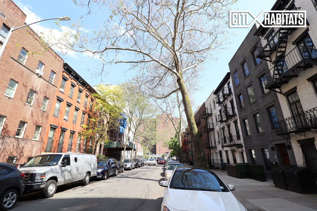 East 19th Street - Photo 0