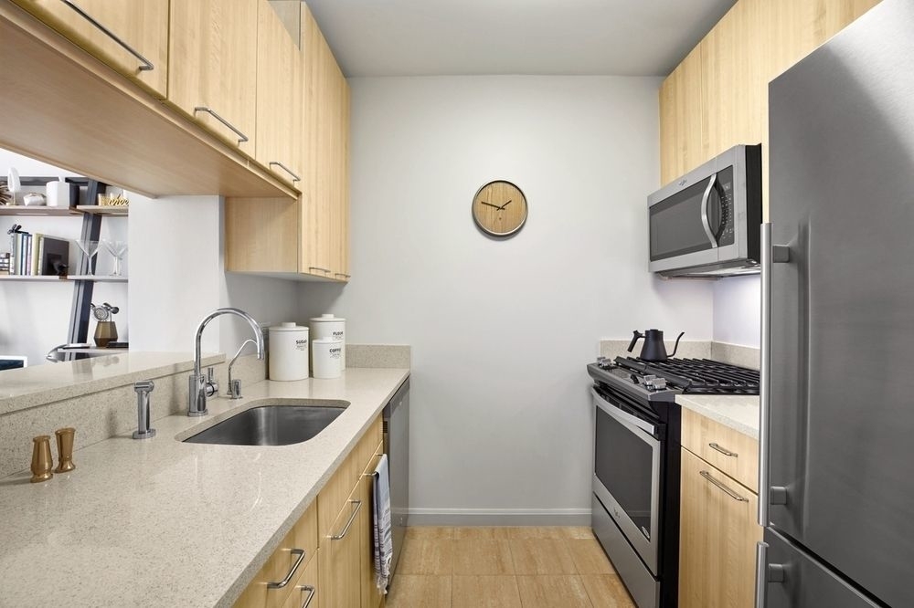 601 West 57th Street Apt 14p - Photo 3