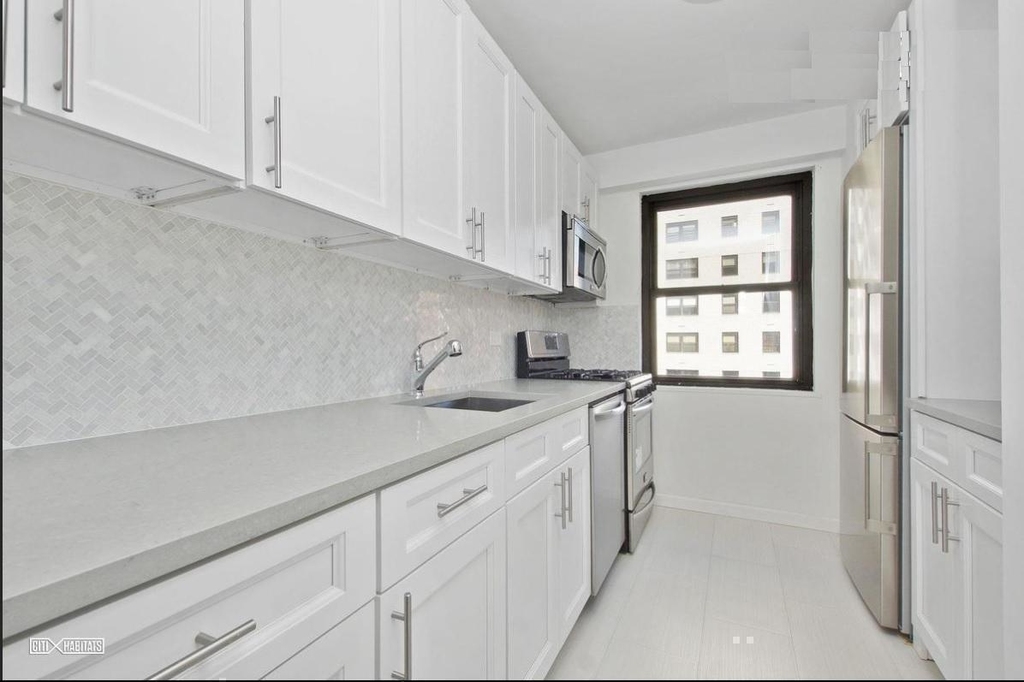 East 86th Street - Photo 2