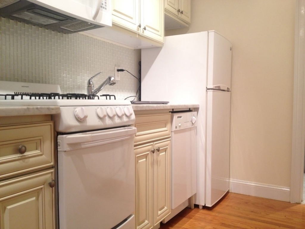 213 west 17th street  - Photo 3