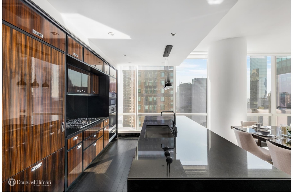 157 West 57th St - Photo 3