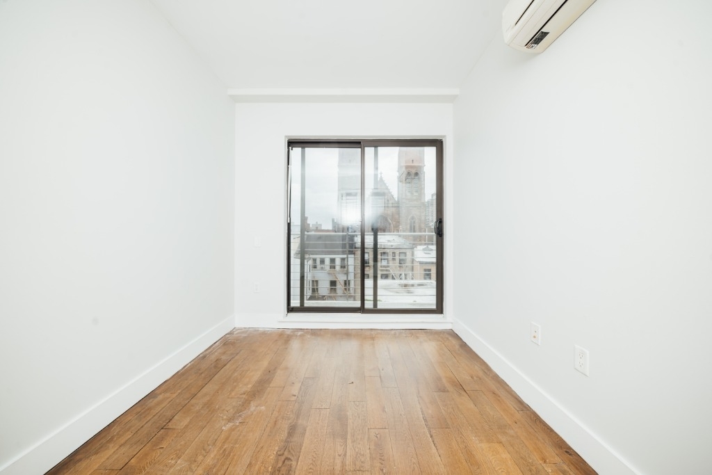 146 Meserole St - Photo 8