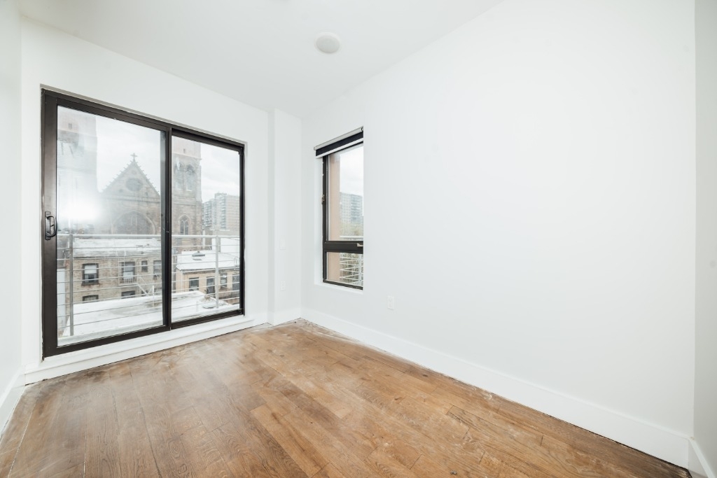 146 Meserole St - Photo 2