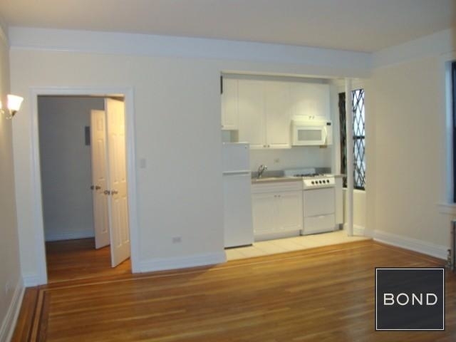 218 West 10th Street - Photo 1