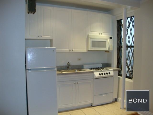 218 West 10th Street - Photo 2