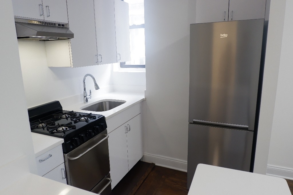 140 East 46th Street - Photo 2