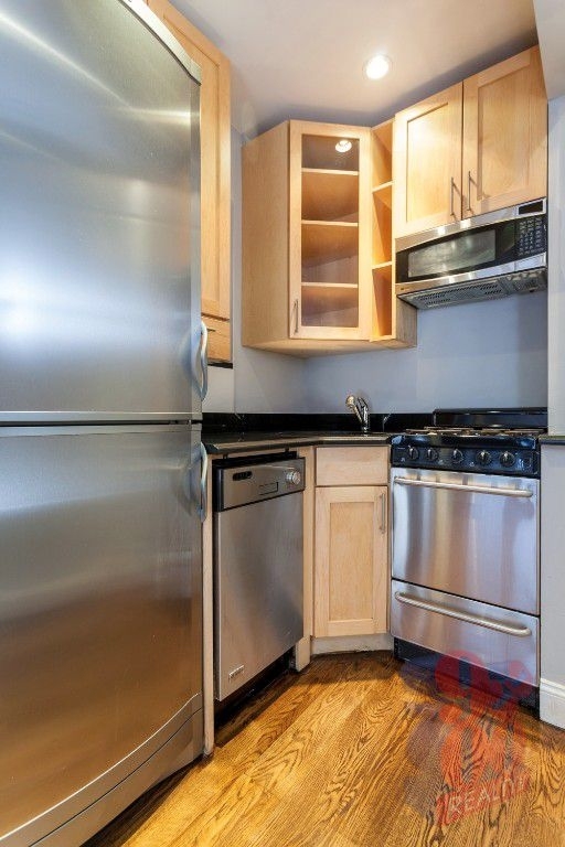 209 E 25th - Photo 3