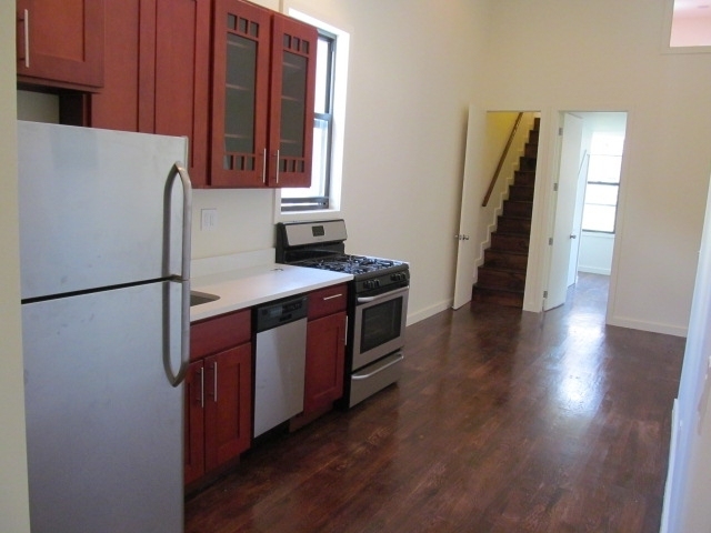 886 Franklin Ave  - Photo 2