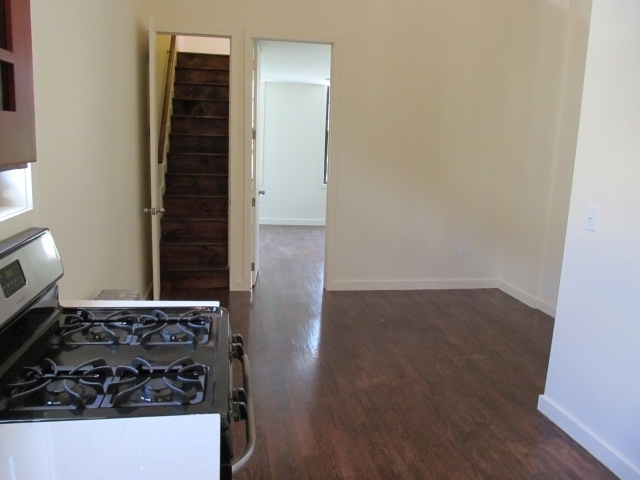 886 Franklin Ave  - Photo 4