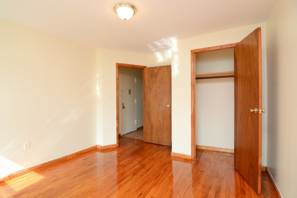 466 Franklin Ave - Photo 2