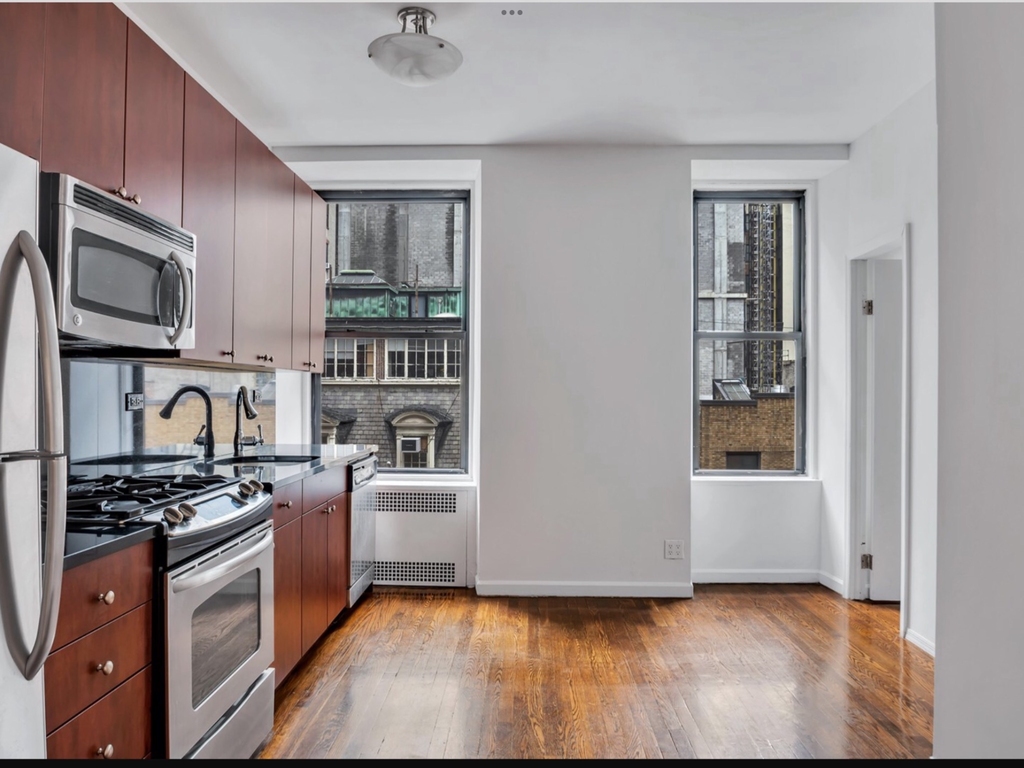 211 East 10th Street - Photo 2