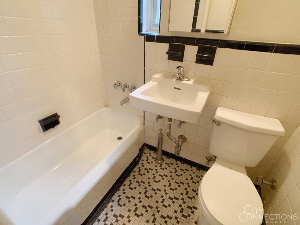 429 W 46th St - Photo 3