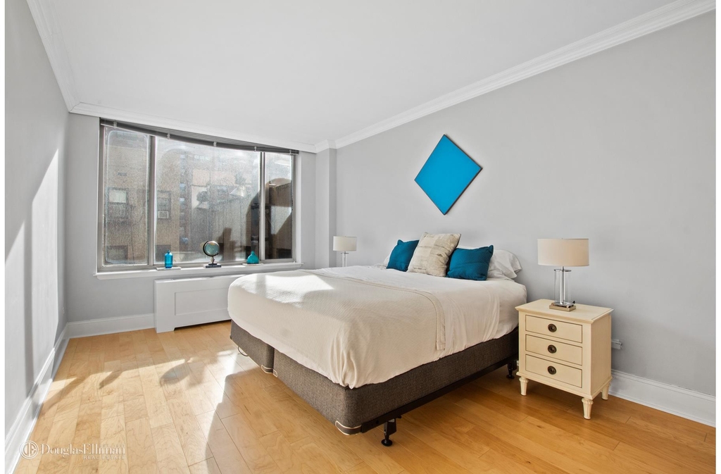 308 East 72nd St - Photo 2