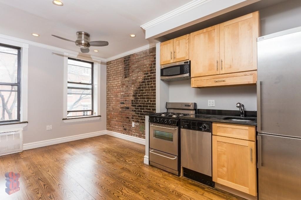 420 E 9th - Photo 0