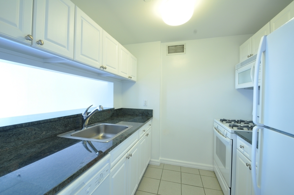 Large  Renovated 1 Bedroom in Hell's Kitchen Area - Photo 3