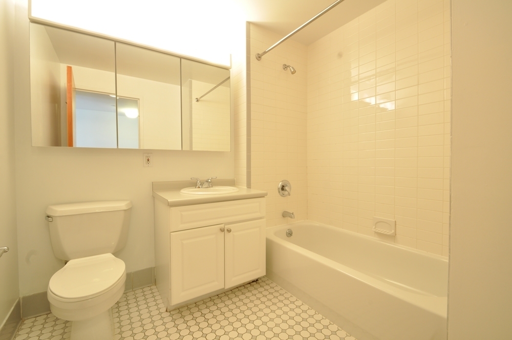 Large  Renovated 1 Bedroom in Hell's Kitchen Area - Photo 4