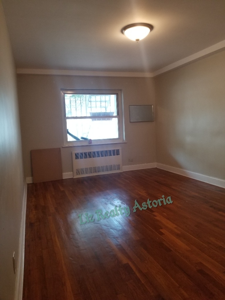 2 bedroom apt ( junior 4) with back yard and parking additional in Woodside - Photo 7