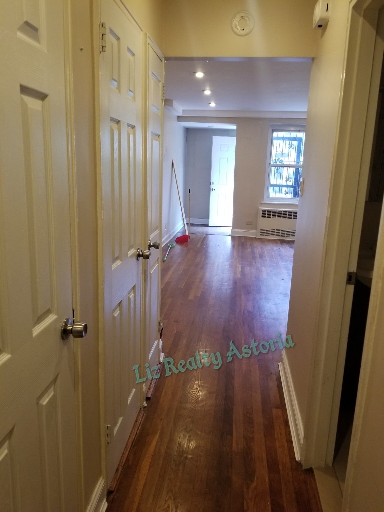 2 bedroom apt ( junior 4) with back yard and parking additional in Woodside - Photo 1