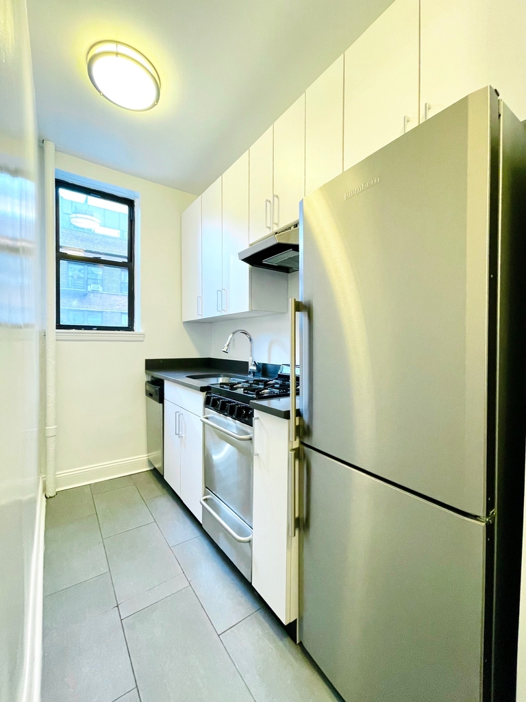 161 East 55th Street - Photo 2