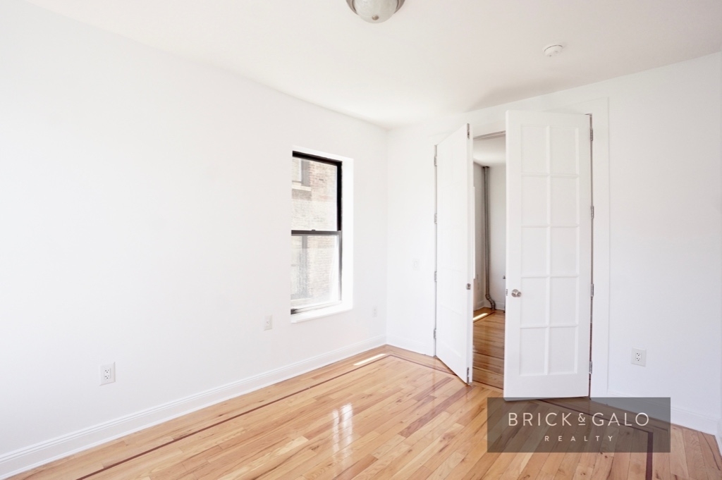 672 St Nicholas Pl - Photo 4