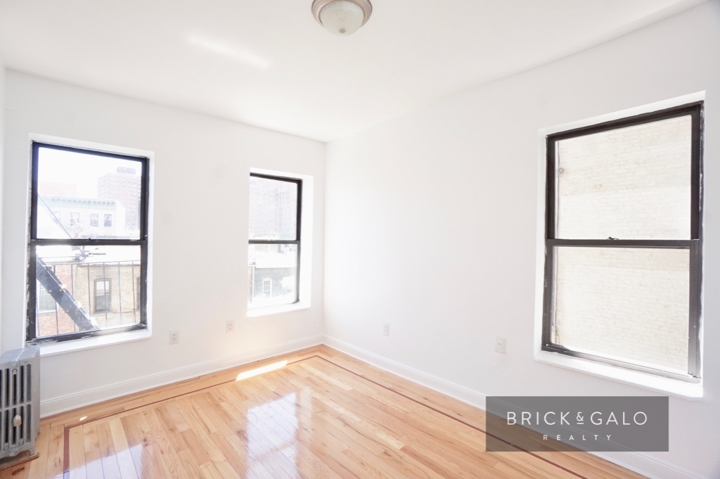 672 St Nicholas Pl - Photo 3