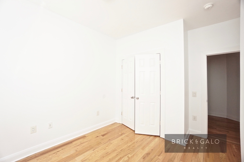 672 St Nicholas Pl - Photo 8