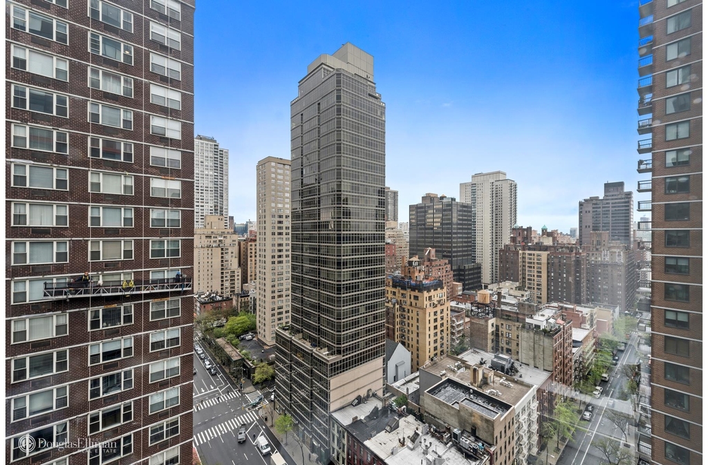 250 East 54th St - Photo 3