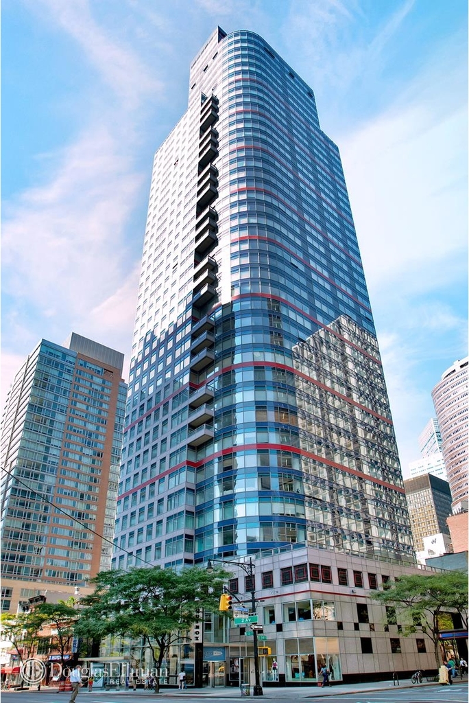 250 East 54th St - Photo 5