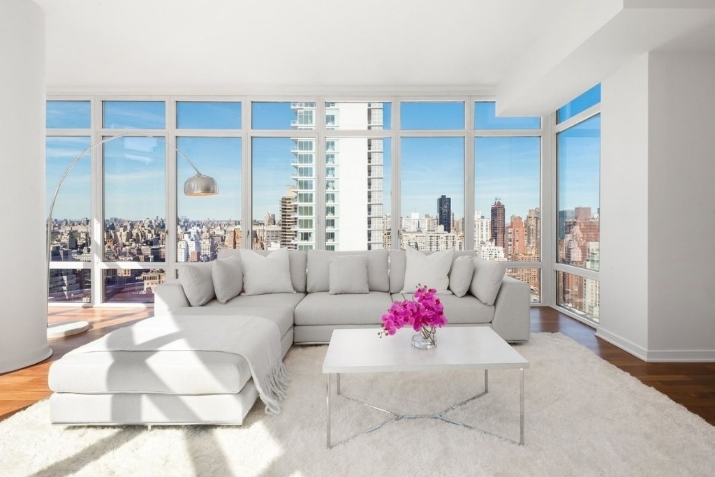 450 West 45th Street - Photo 1