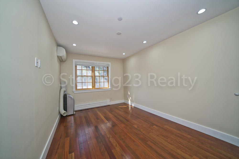 21-08 Steinway, Astoria, Ny, 11105 - Photo 6