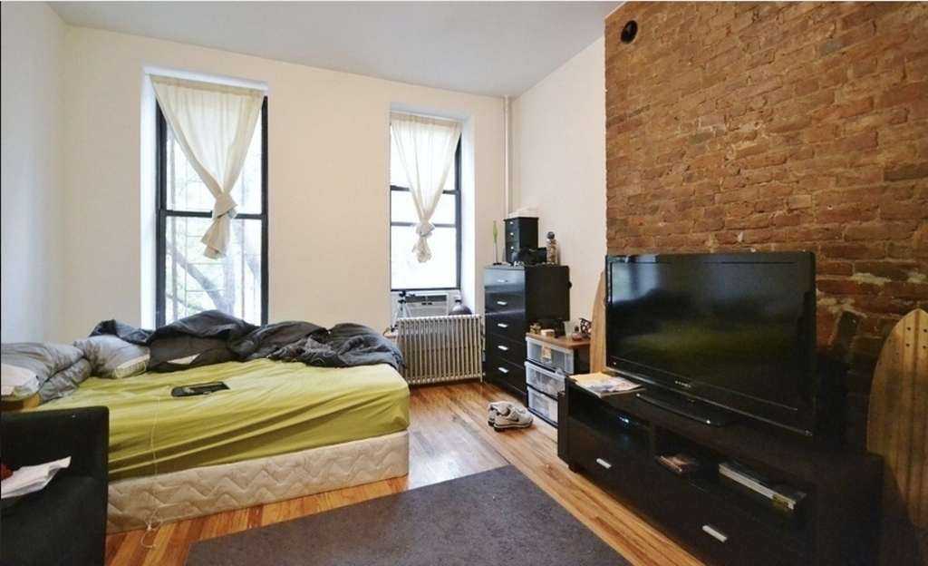 267 East 10th Street - Photo 2