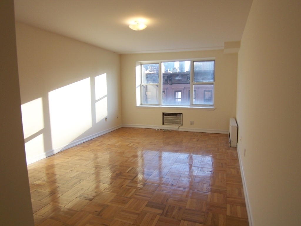 367 West 48th - Photo 3