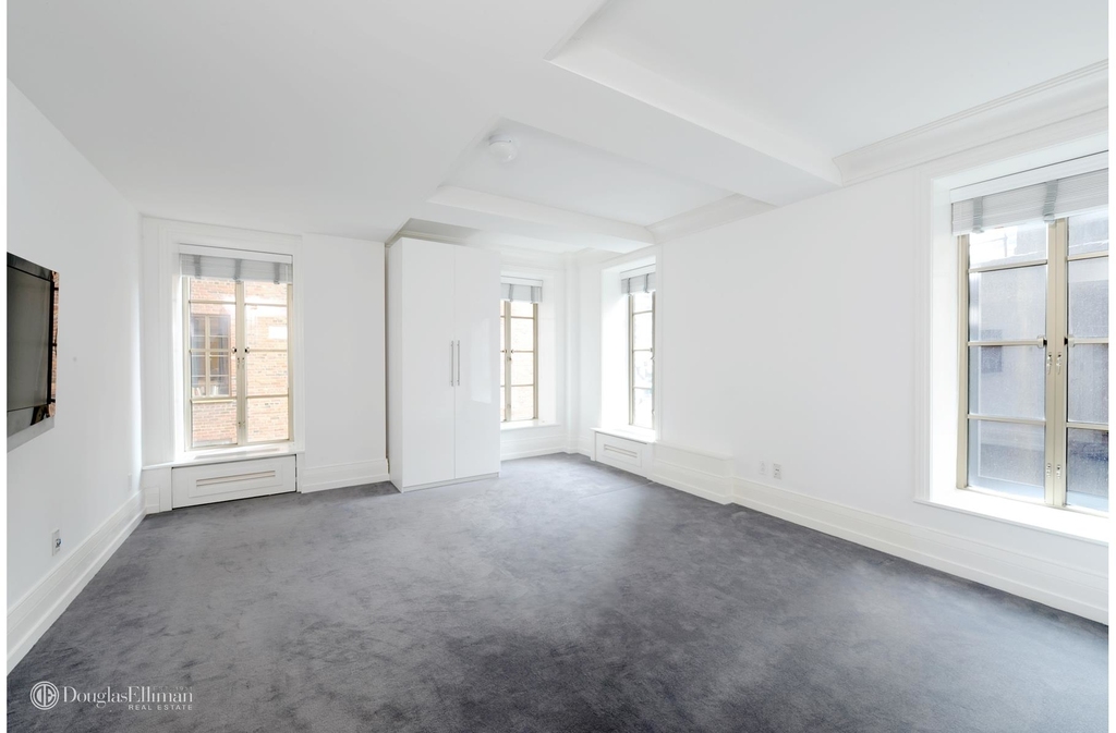 140 East 63rd St - Photo 3